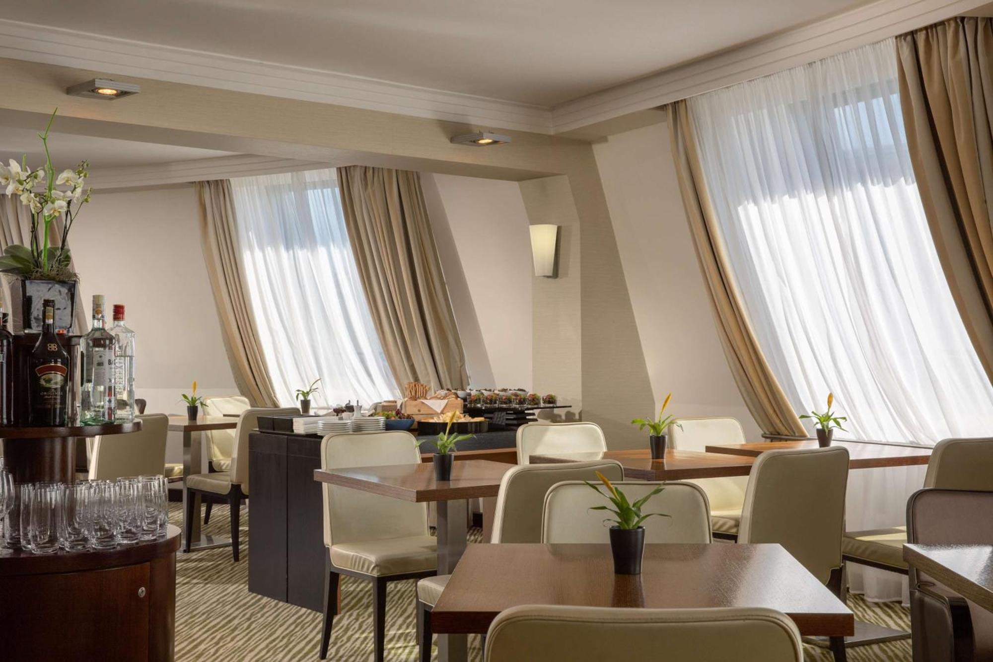 מלון Hilton Old Town 5*